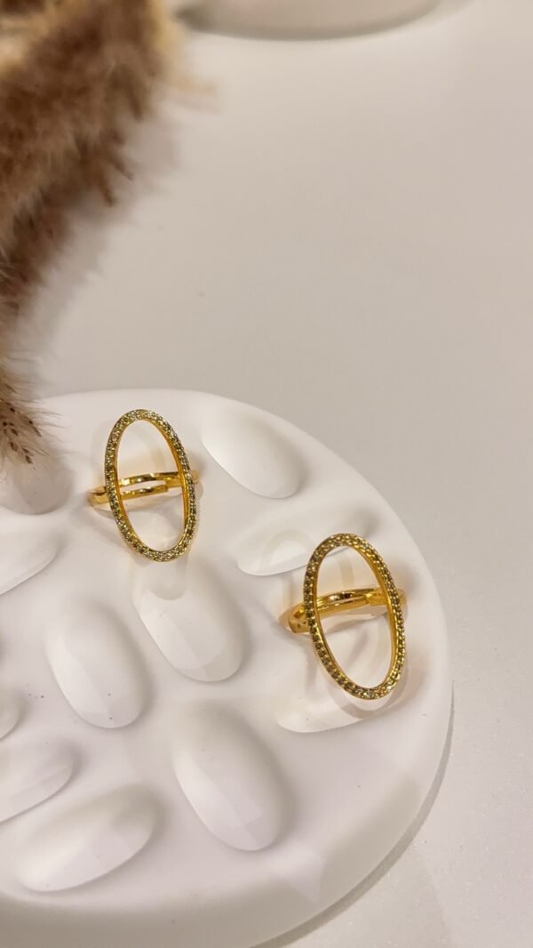 Oval halo ring