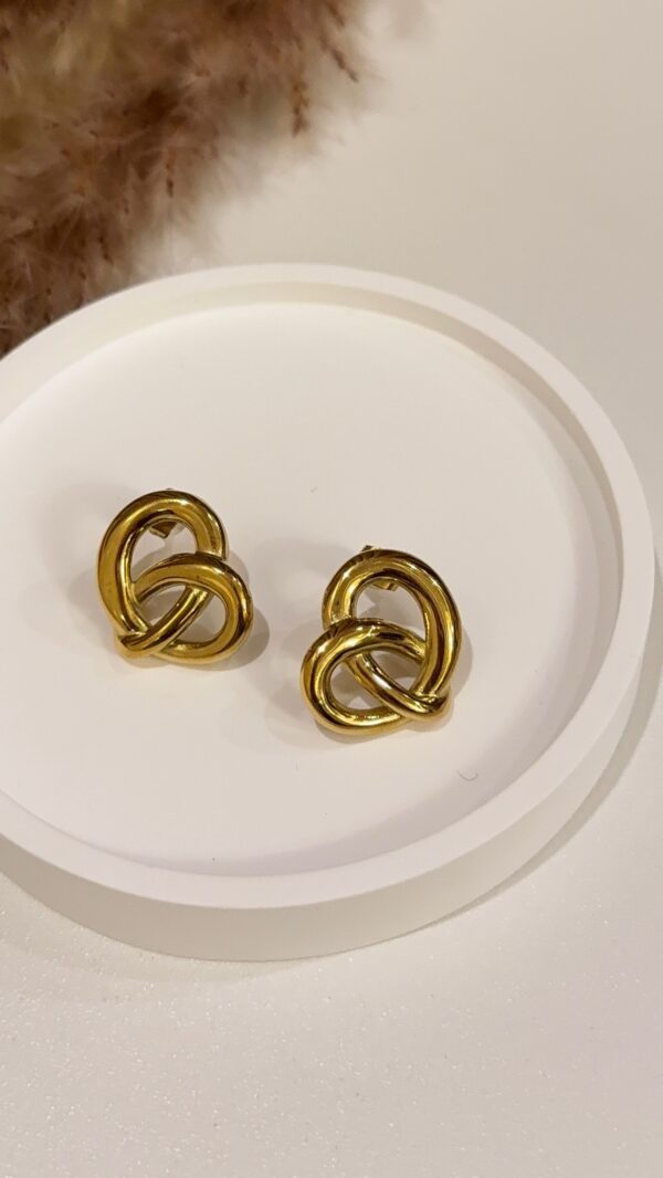 Intertwined heart earring