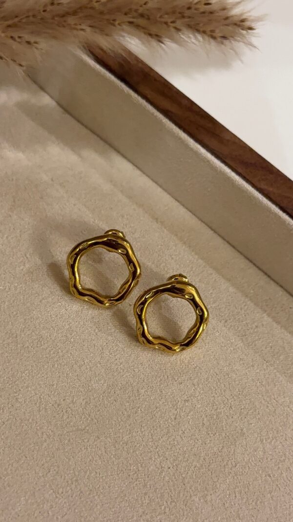 Ripple ring stud