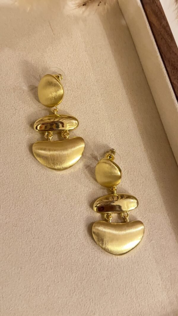 Brushed gold earring