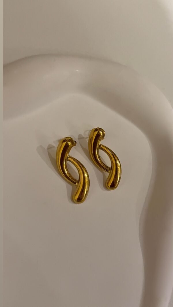 Gold twist earring