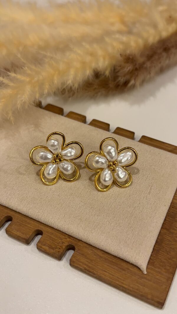 Pearl earring