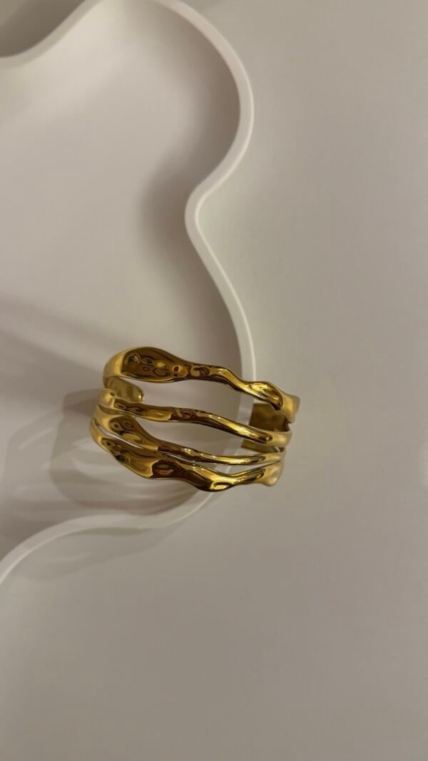 Layered hollow bangle