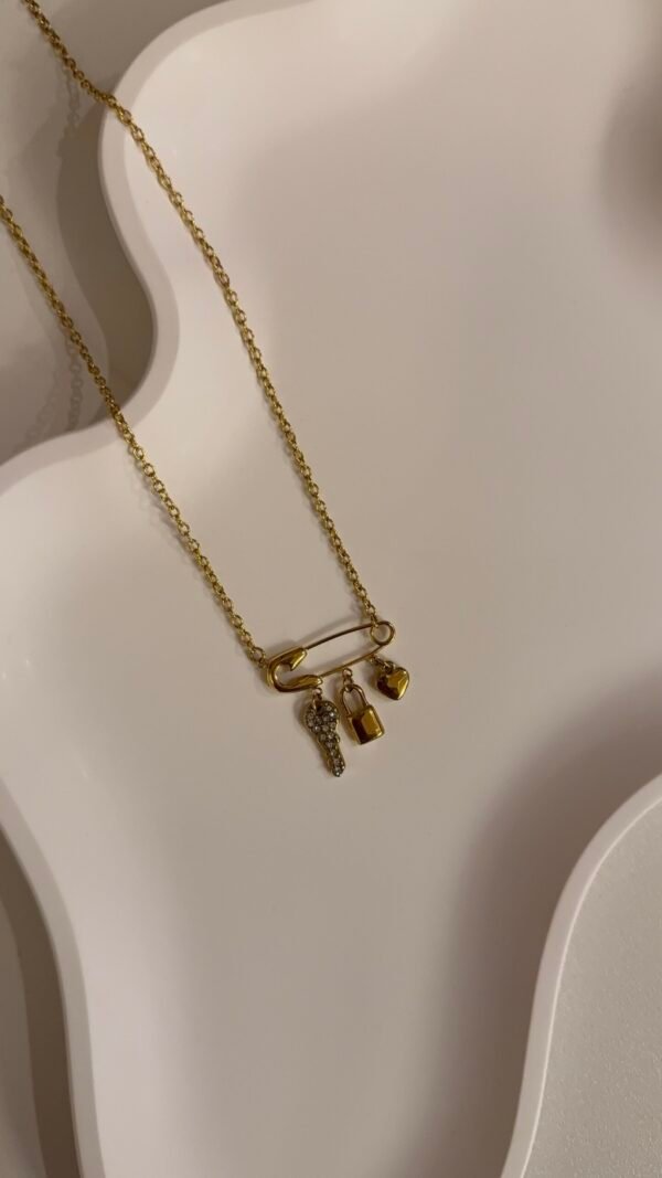Pin lock necklace