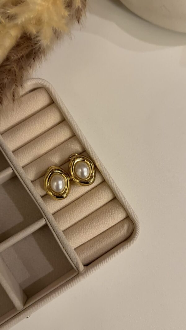 Pearl stud