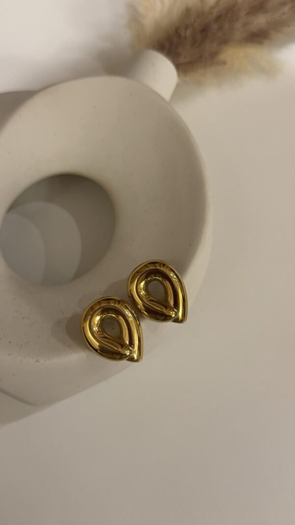 Muse teardrop earring